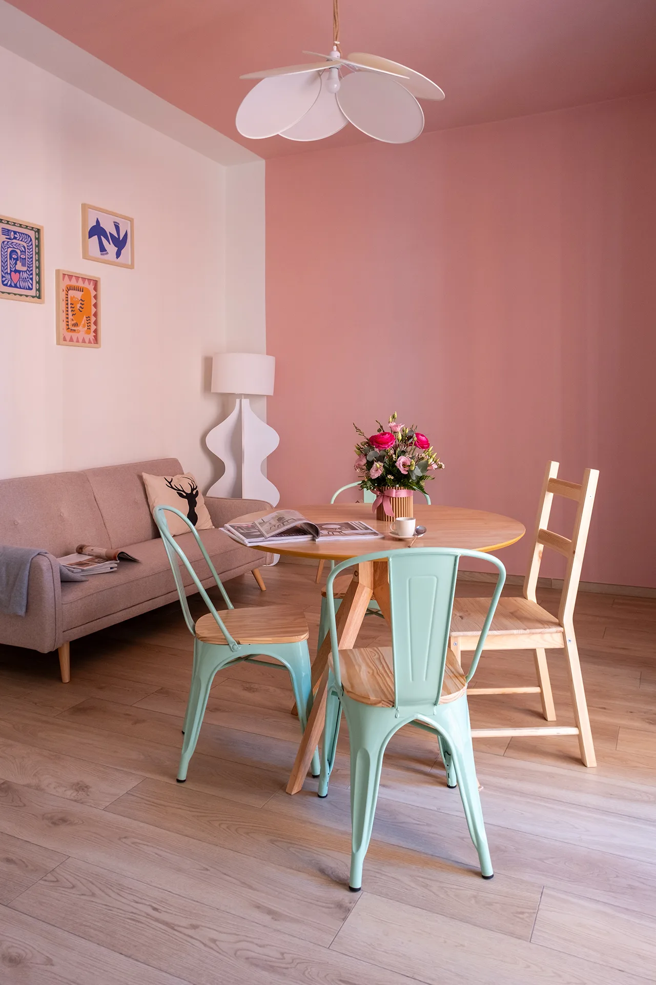 Casa Lucia - Soggiorno luminoso con tavolo e divano